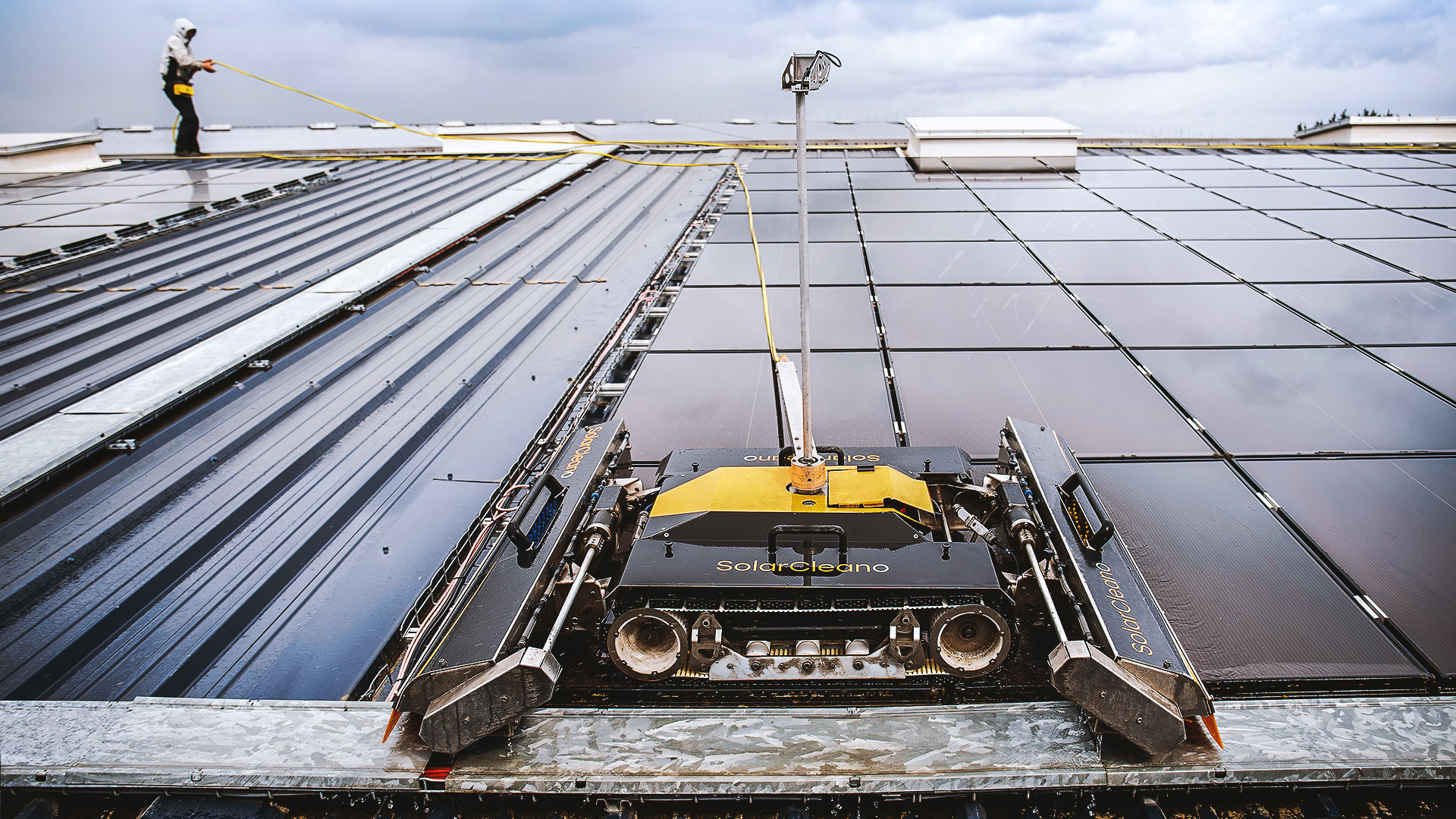 wet cleaning frameless fragile panels with robot solar cleaner
