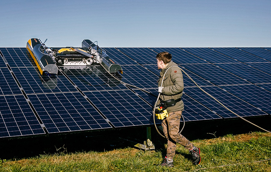 mașină de curățat automată pentru panouri solare