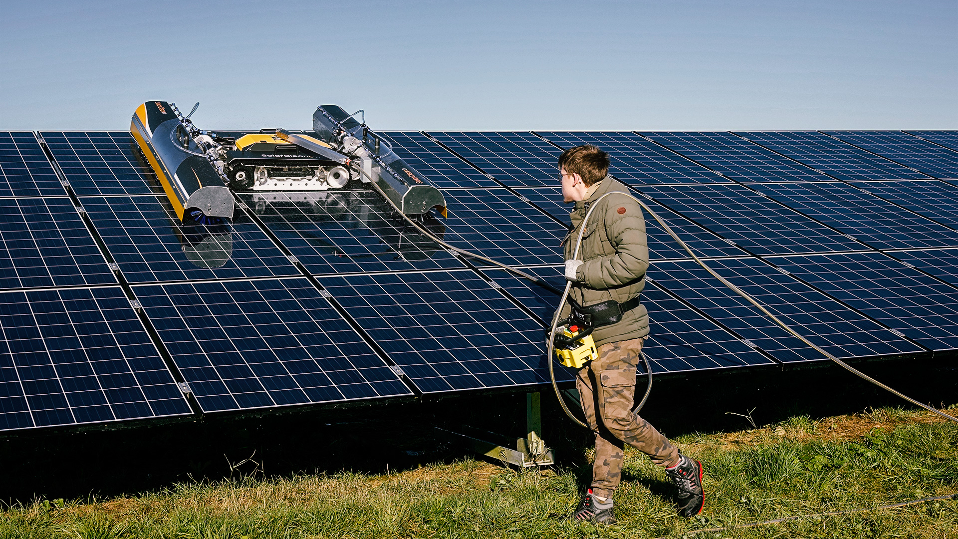 curățarea panourilor solare cu mașină de spălat automată și perie mare de curățare rotativă