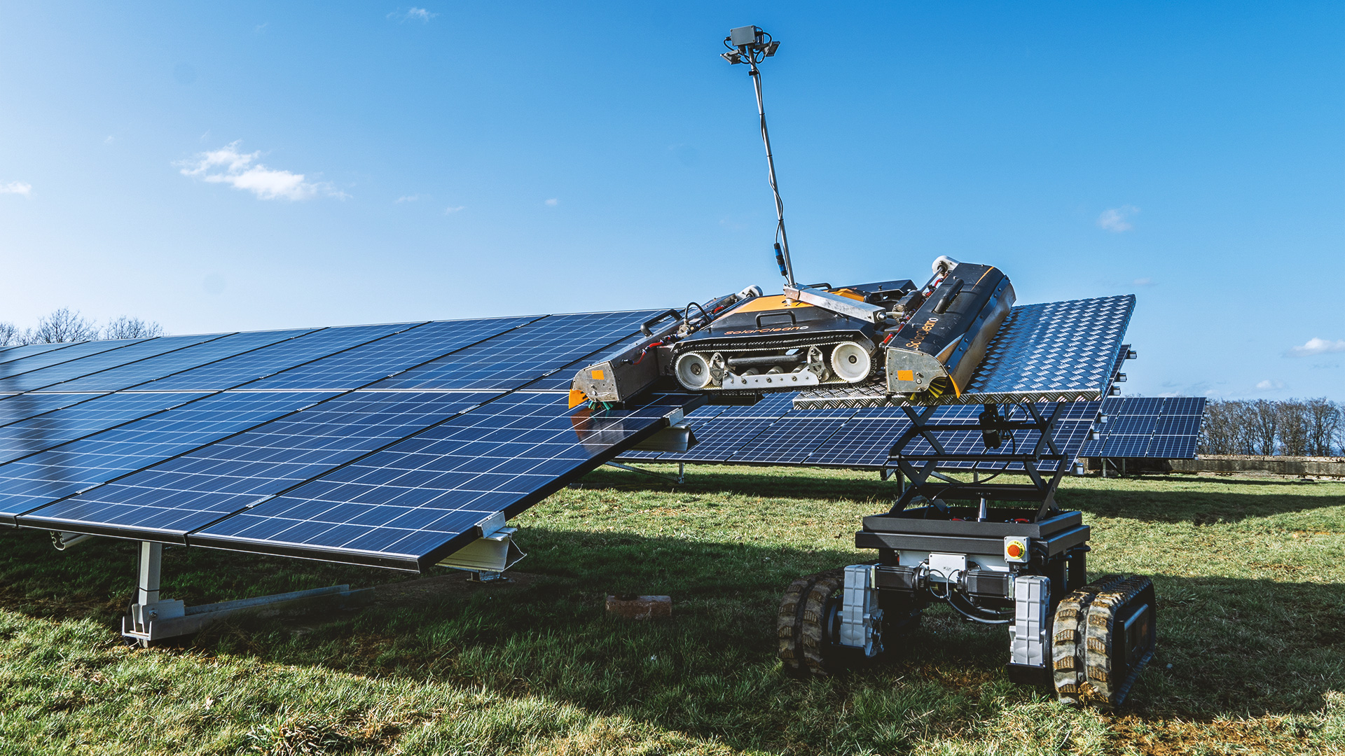 robot care transportă mașina de spălat solară pe instalații solare