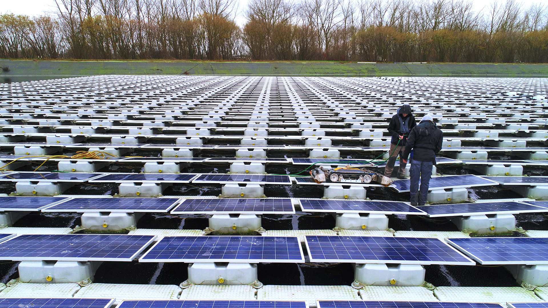 automatic cleaning machine for floating solar installations