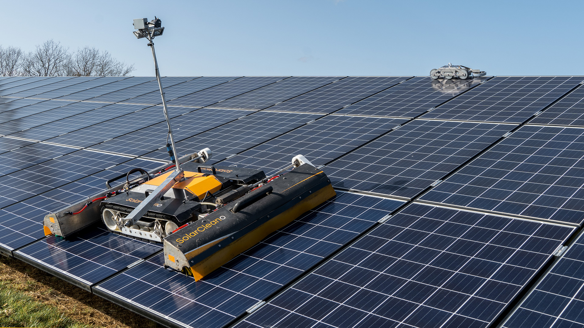curățarea panourilor solare în siguranță cu accesorii pentru curățarea panourilor solare