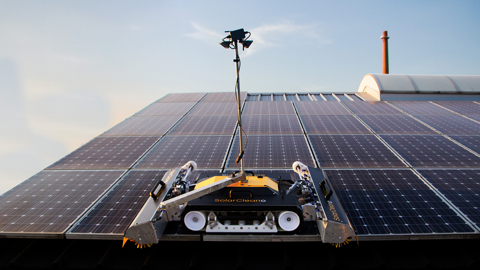 robot care curăță panourile solare de pe acoperiș