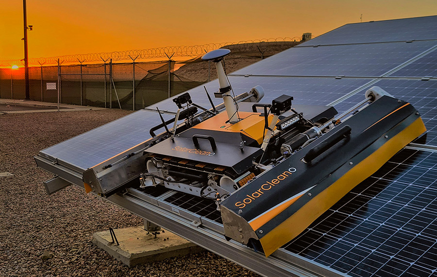 robot de curățare fără apă ce curăță panourile solare în Arabia Saudită