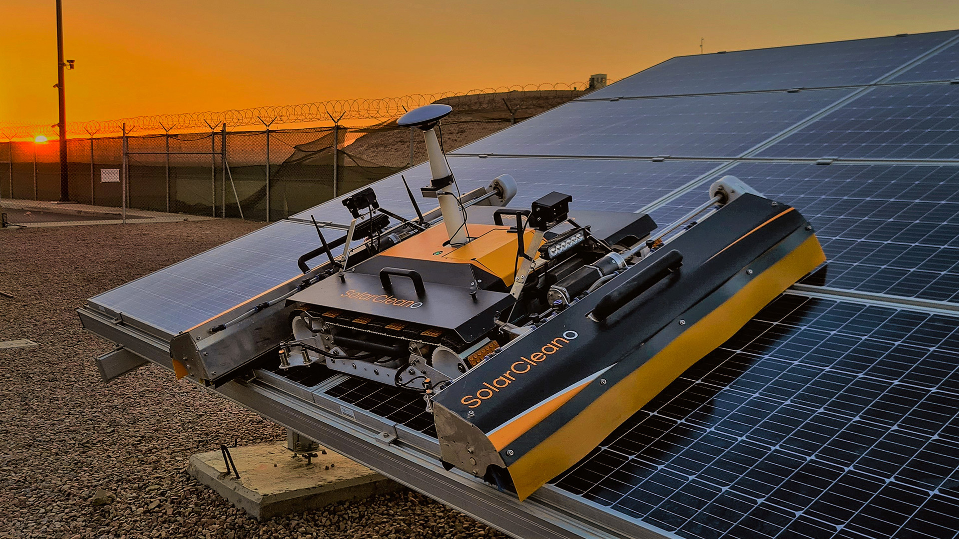 curățarea uscată a panourilor solare din Orientul Mijlociu cu un robot solar automat