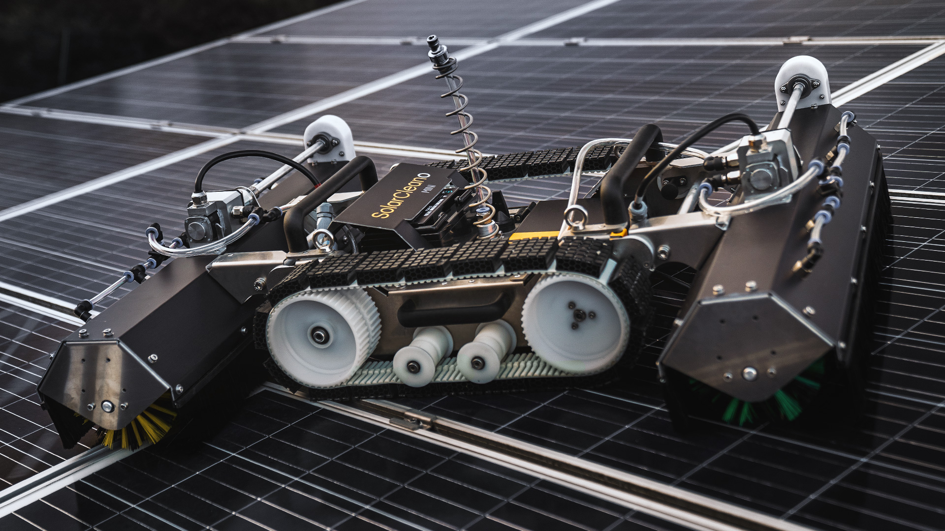 curățarea automată a roboților pentru instalațiile solare înalte