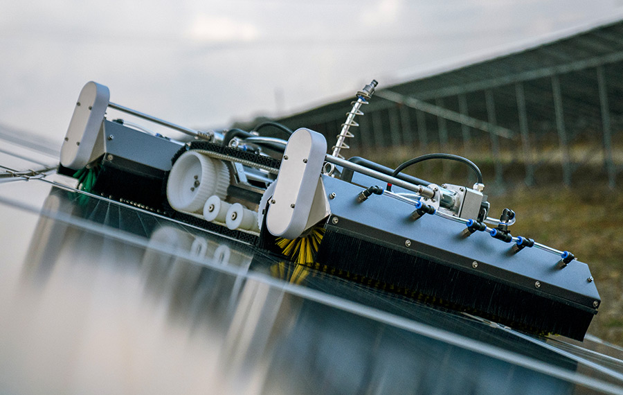 robot cleaning gound solar installations