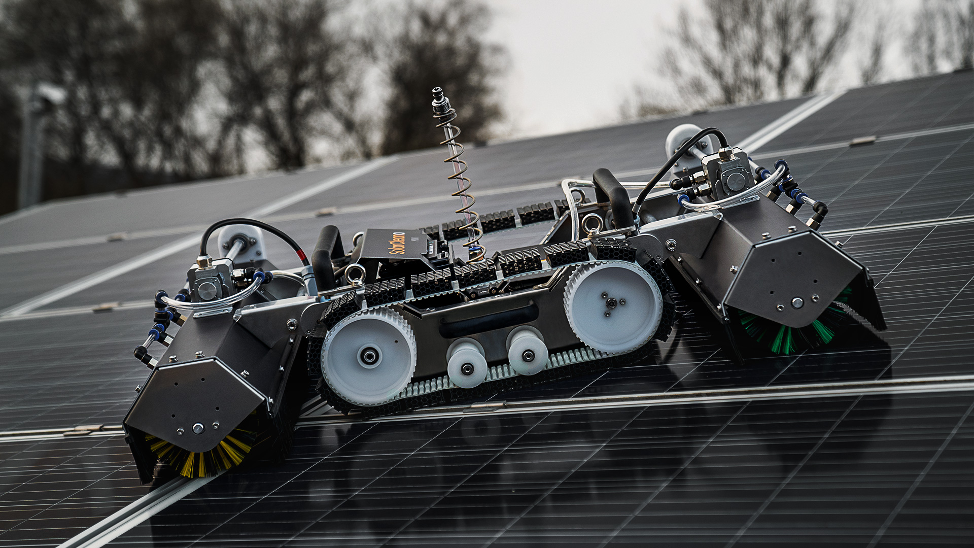 robot care curăță panourile solare, acoperișurile și copertinele pentru mașini