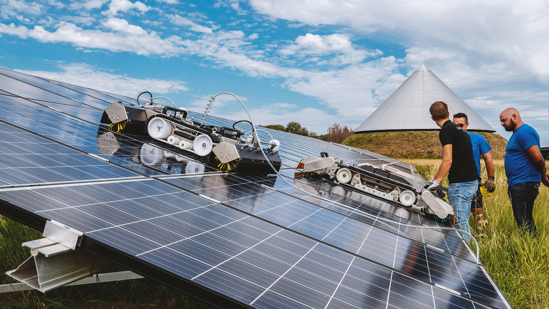 Demonstrație de curățare robotică a panourilor solare