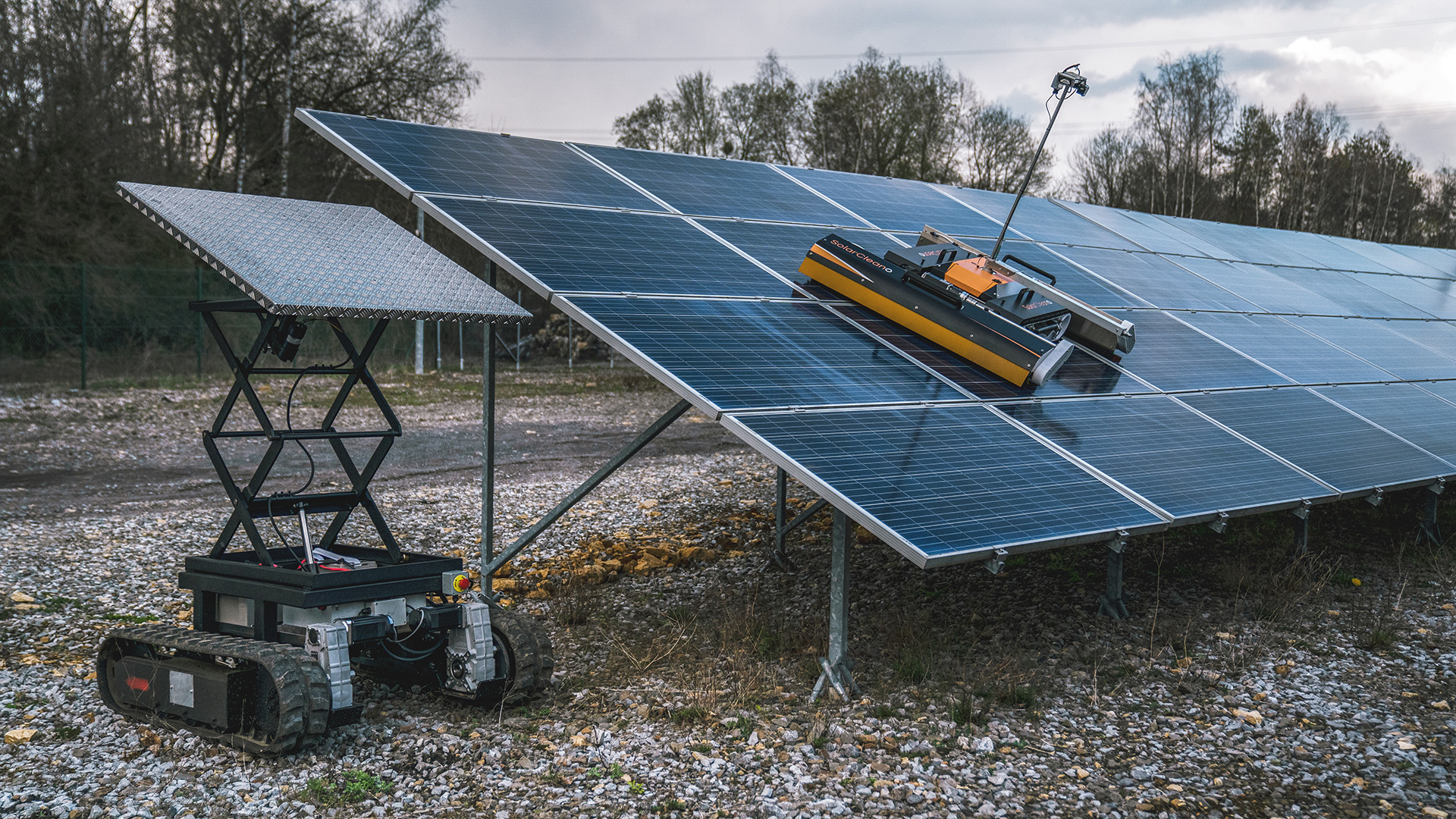Mutarea robotului de curățare între panourile solare