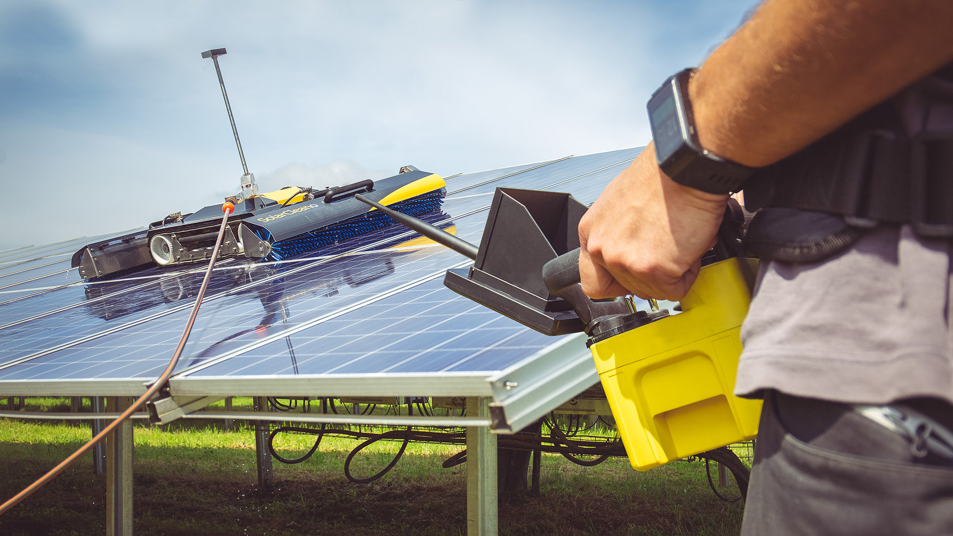 robot de curățare a panourilor solare comandat de la distanță