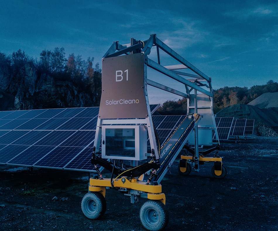 Robot eficient de curățare a panourilor solare umede și uscate