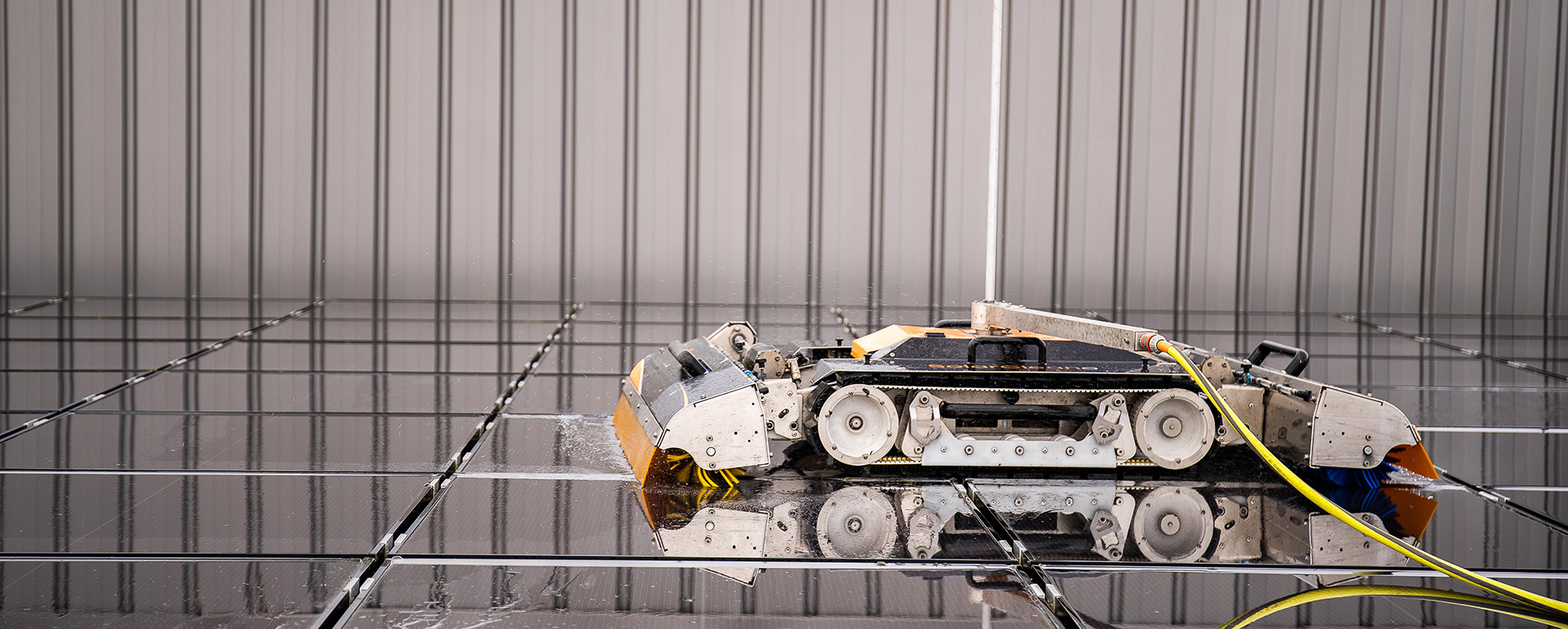 machine wet cleaning solar panels